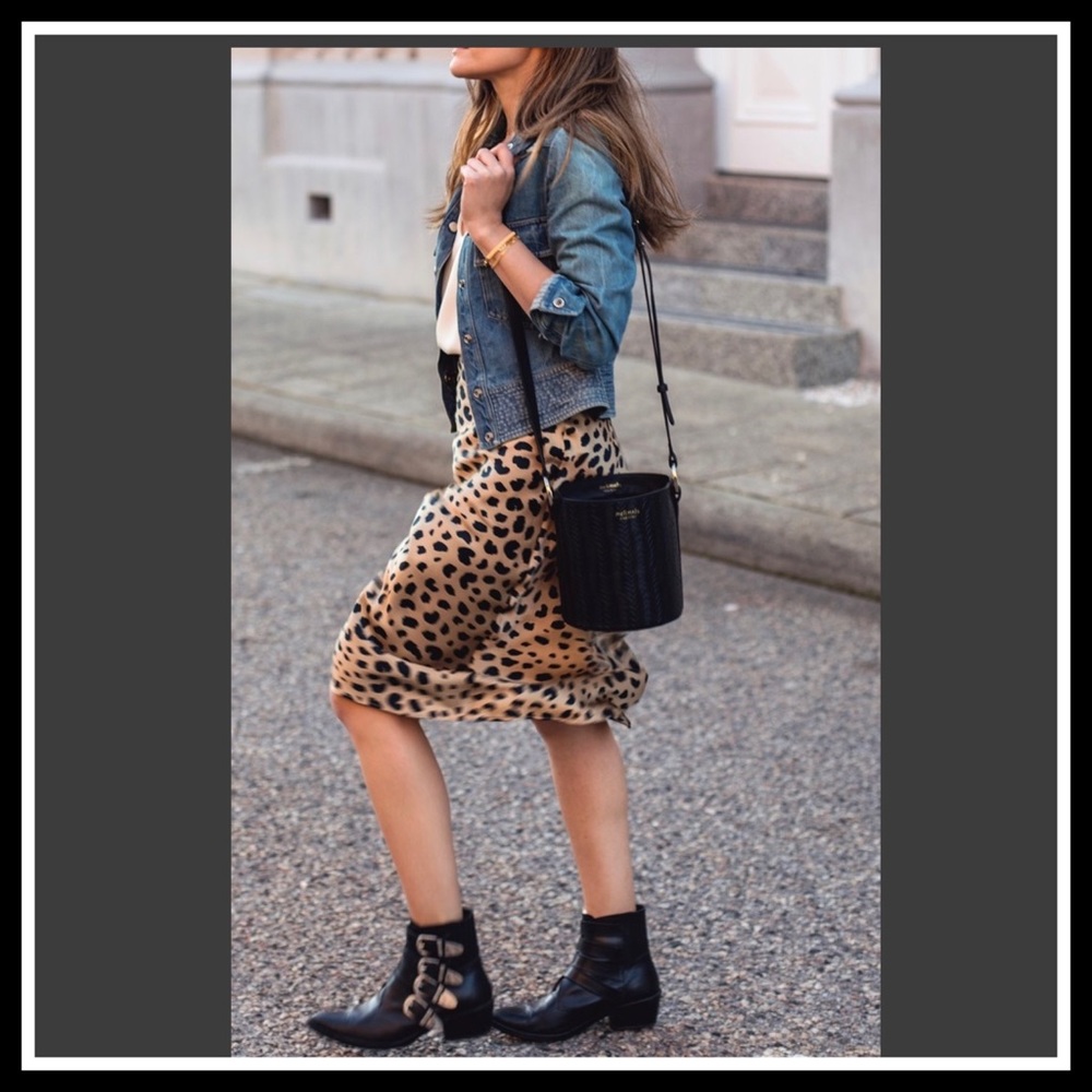 Leopard print pencil skirt